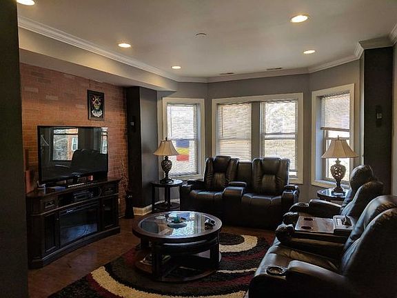 3rd image of 2301 W Rosemont Ave #14