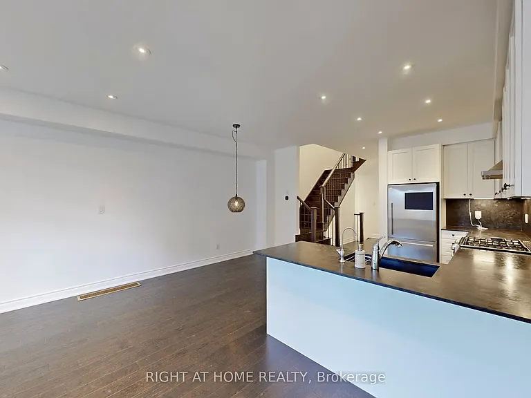 31 Lady Evelyn Cres — Photo 15