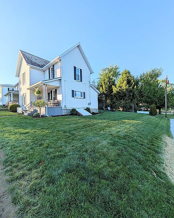 1st image of 303 Maple St SW