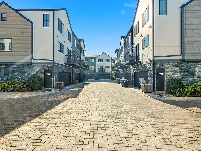 Bloom Street Townhomes — Photo 8