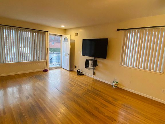 3rd image of 3701 Hylan Blvd #A