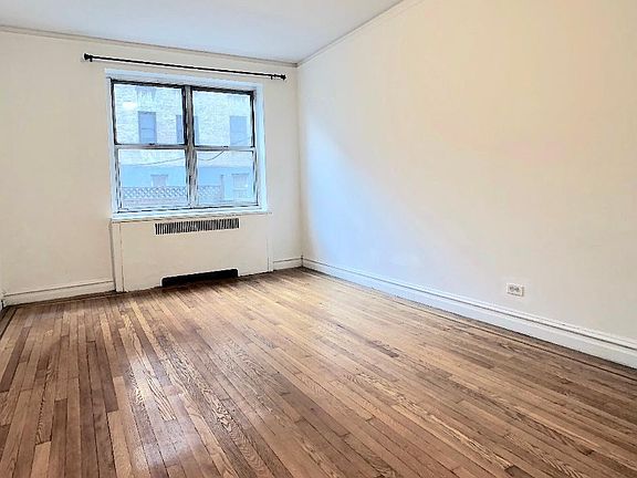 5th image of 100 Bennett Ave Frnt 1