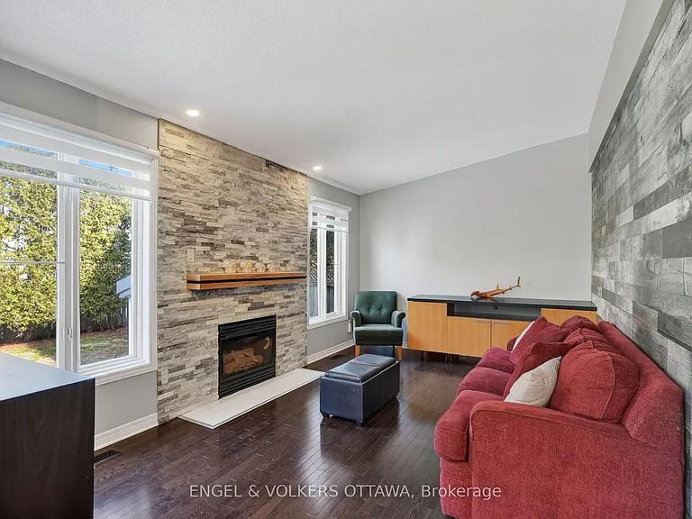 1033 Como Cres — Photo 10