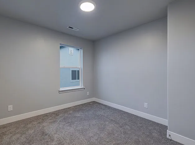 586 N Hill View Dr — Photo 10