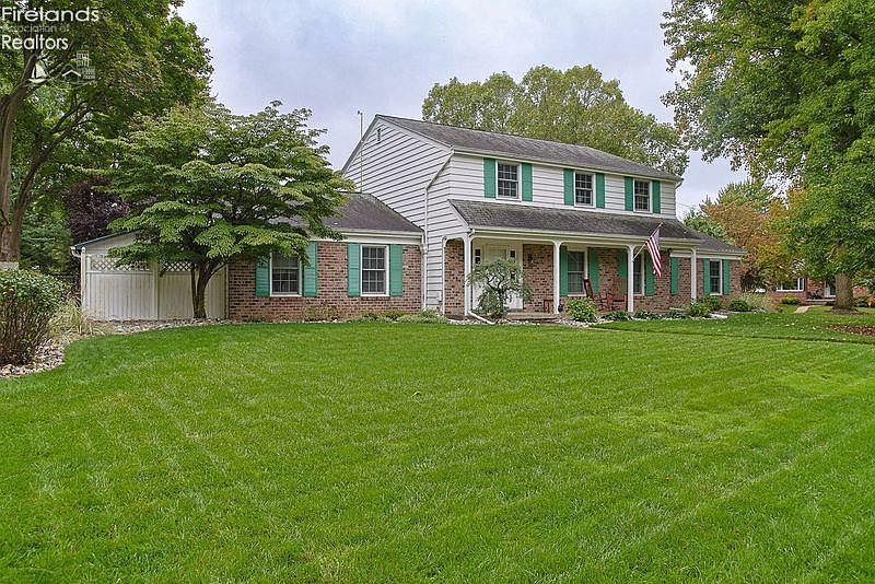 1st image of 10 Hawthorne Dr