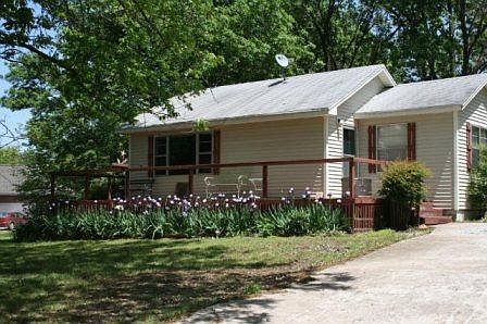 Charming cottage on Claremore Lake. Peaceful country living.