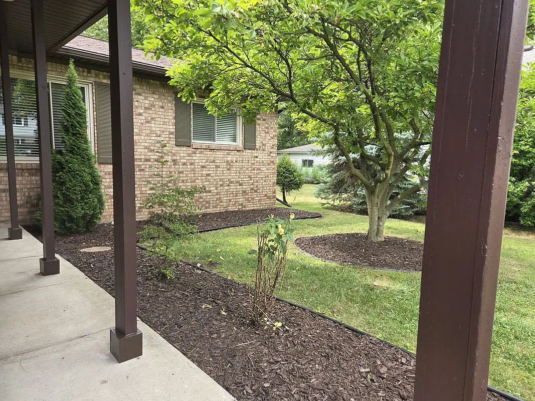 3 bed, 3.0 bath, 1252 sqft, $1,845 — Photo 3
