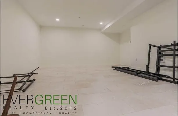 Rented by Evergreen Apartments BK | media 27