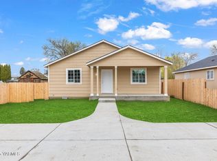 213 W 1st Ave, Granger, WA 98932
