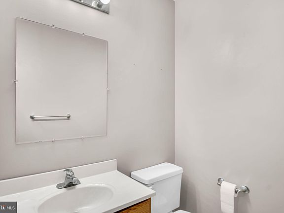 5th image of 326 Lincoln Ave