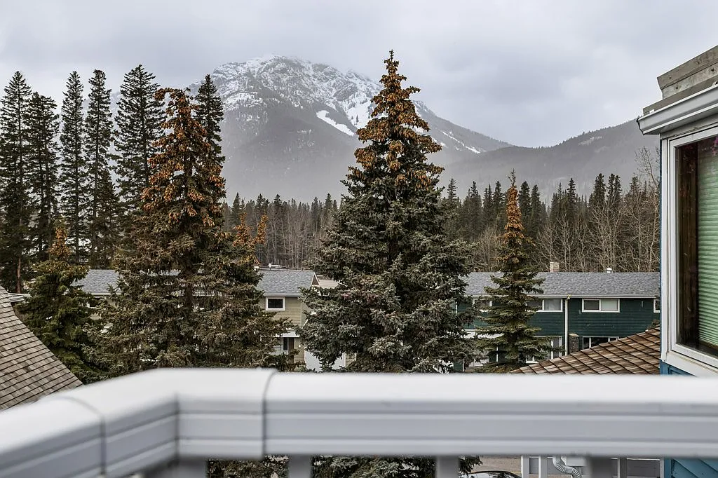 1 Bed + Den, 2 Bath Banff Townhouse — Photo 3
