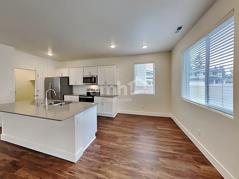 657 Dudley St — Photo 5