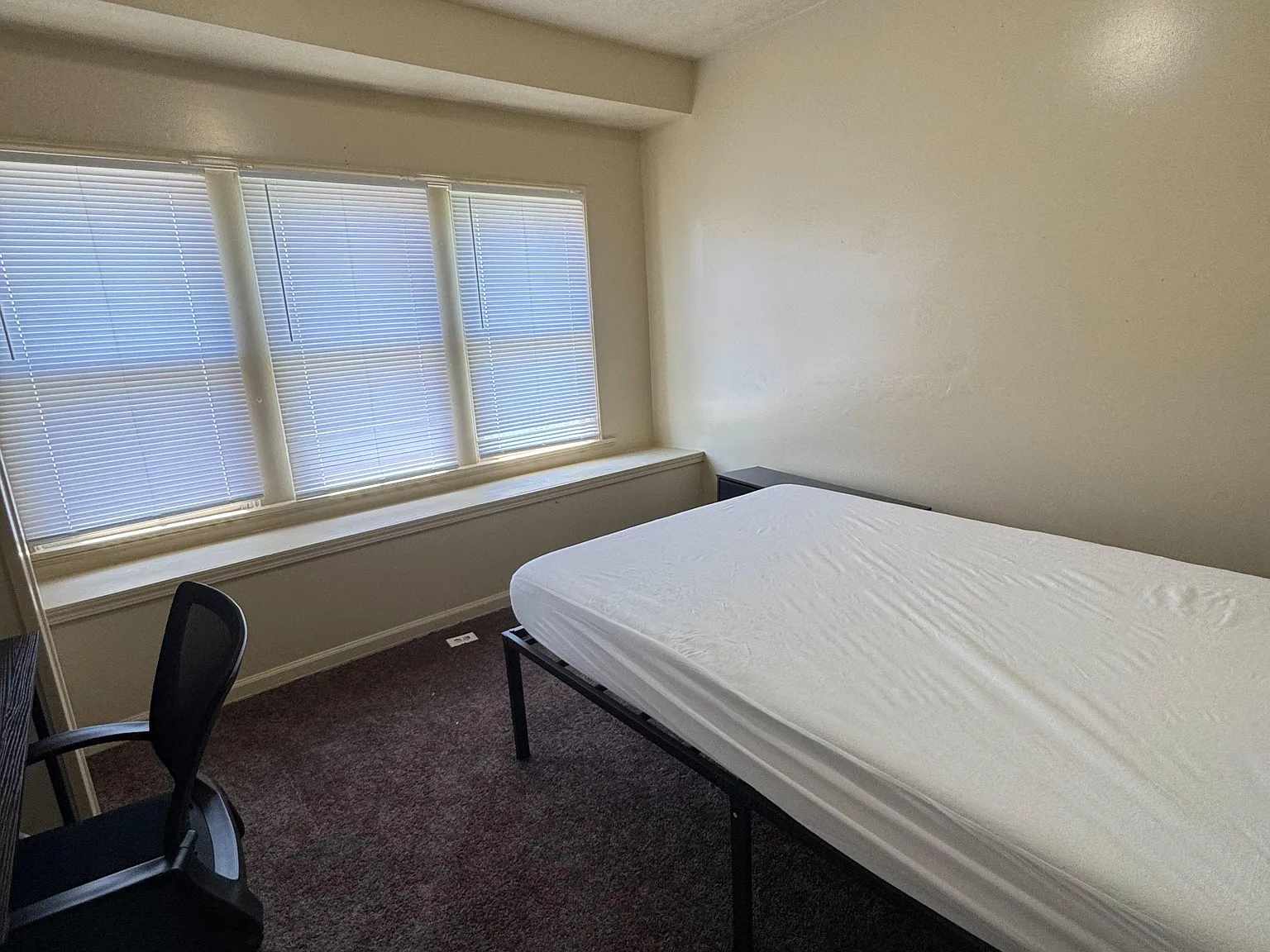 4 bed, 2.0 bath, 1852 sqft, $815 — Photo 1