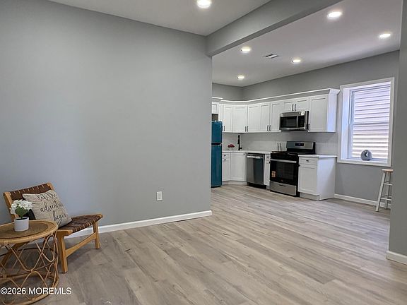 4th image of 456 Harrison St 2