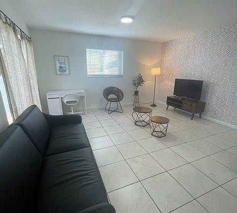 5th image of 328 NW 12th Ave APT 1