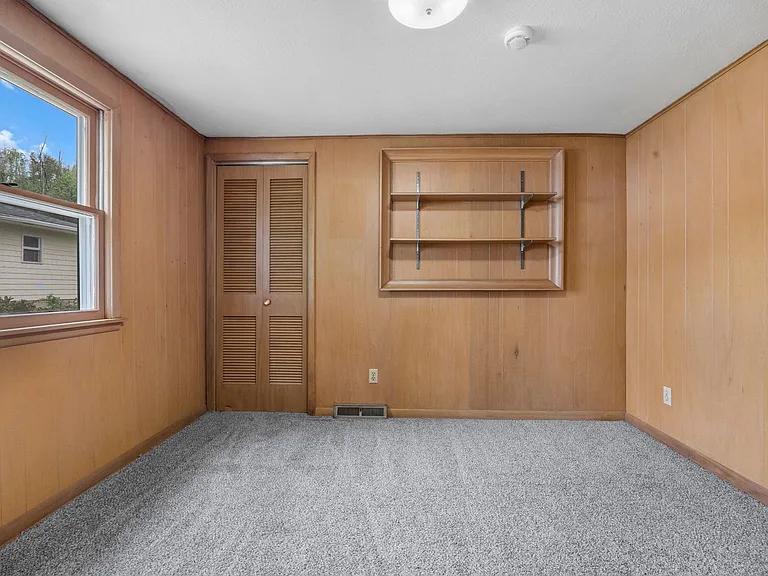 3401 Seneca Ave — Photo 25