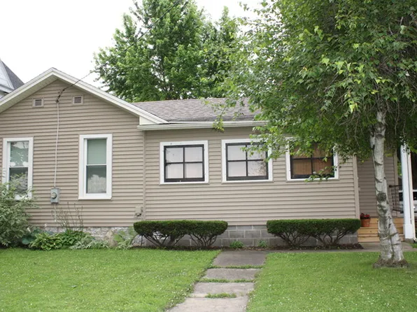 910 W 1st St, Dixon, IL 61021