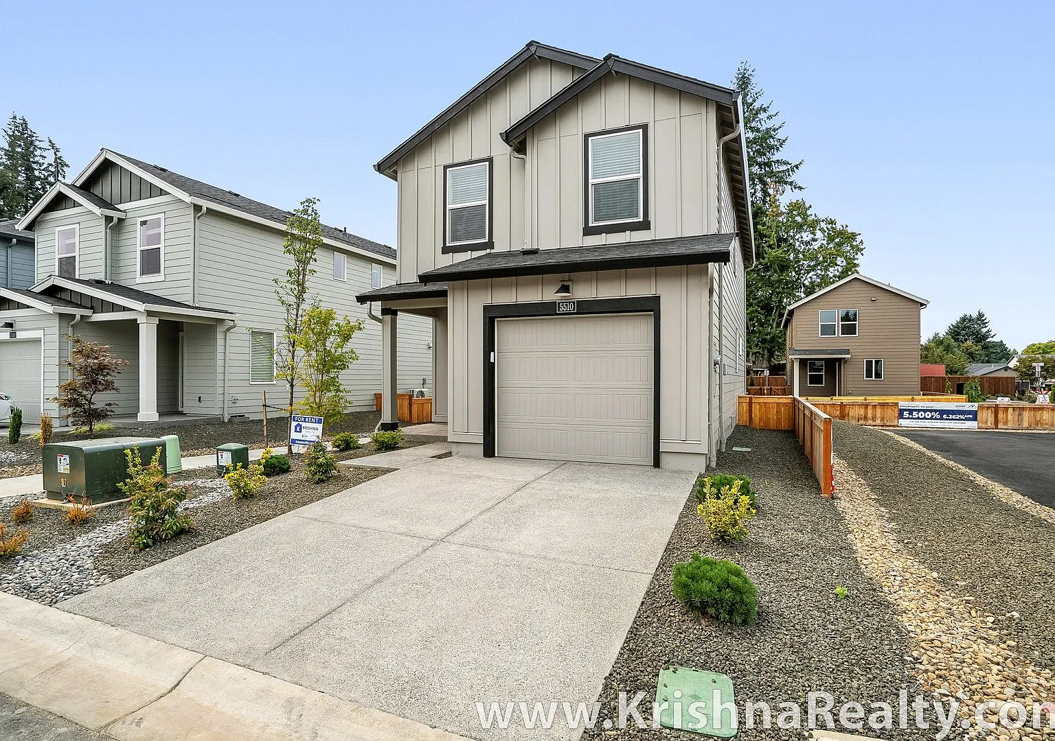 Modern 3-Bedroom Home with Upstairs Loft, Central A/C & Fenced Backyard — Photo 3