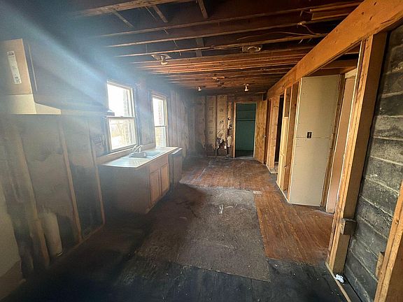 5th image of 389 Genessee St