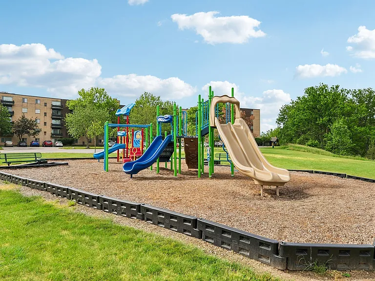Columbus Park Apartments — Photo 16