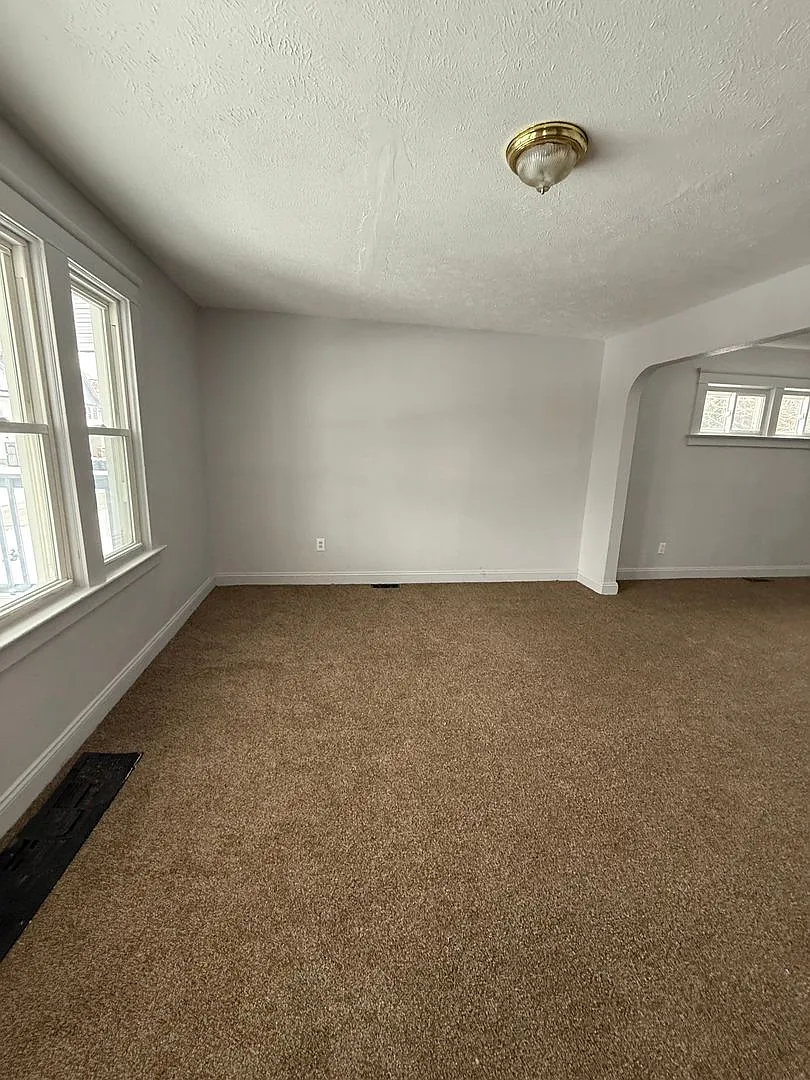 3bd Single S. Collinwood Vouchers Only — Photo 2