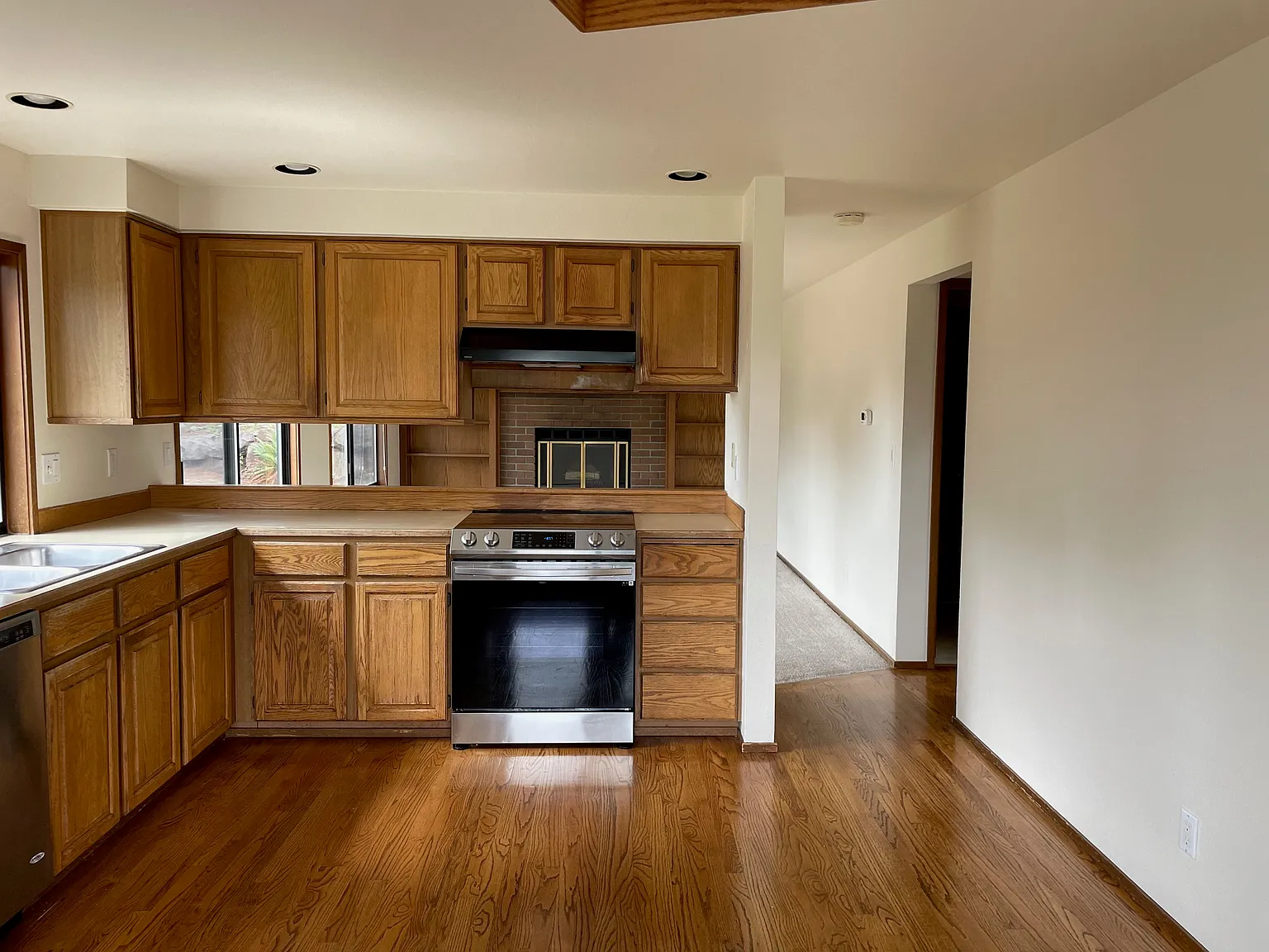 3 bed, 2.5 bath, 1570 sqft, $3,750 — Photo 3