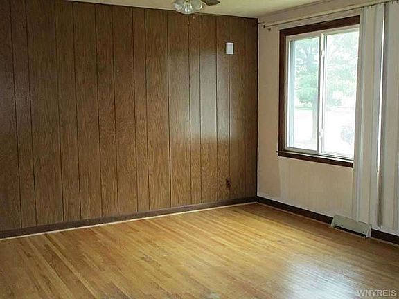 5th image of 36 Aurora Dr