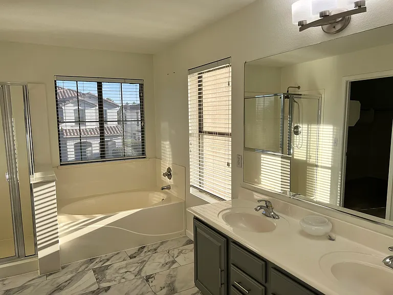 3728 E Liberty Ln — Photo 33