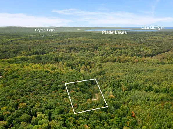 3452 N Pioneer Rd, Honor, MI 49640