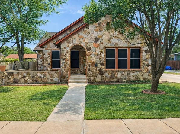 206 E Sandstone St, Llano, TX 78643