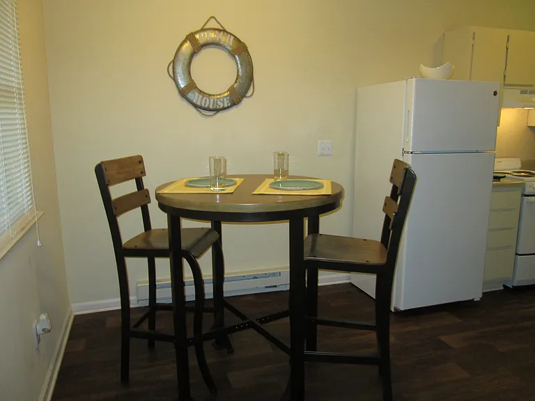 1BR dining area