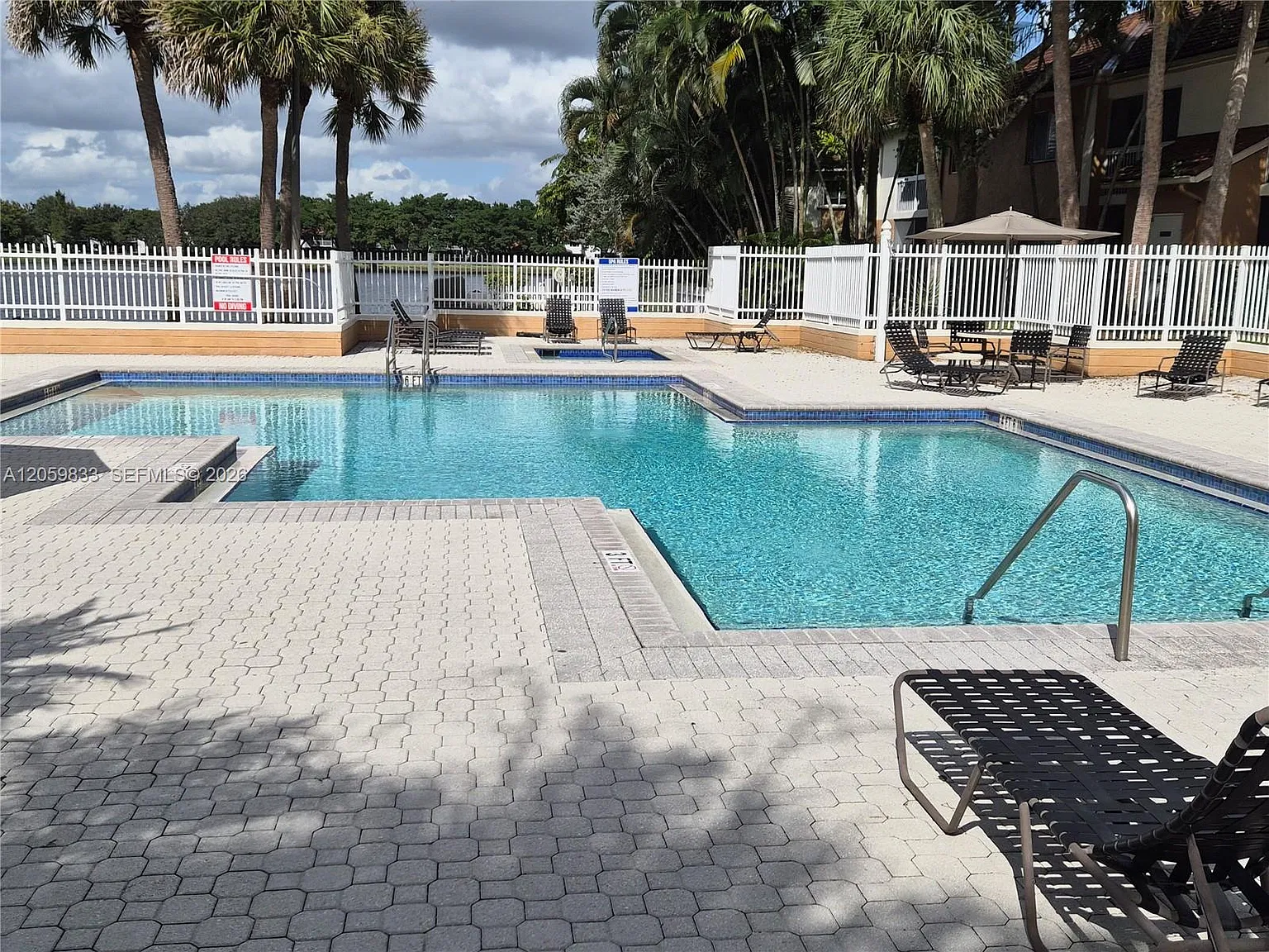 Colonnades Condo — Photo 4