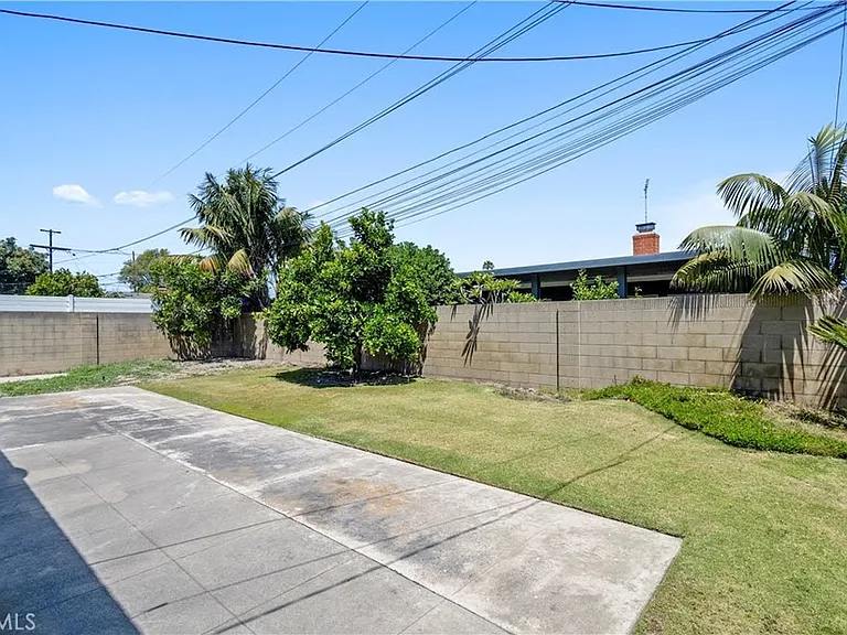 6061 Dundee Dr — Photo 2