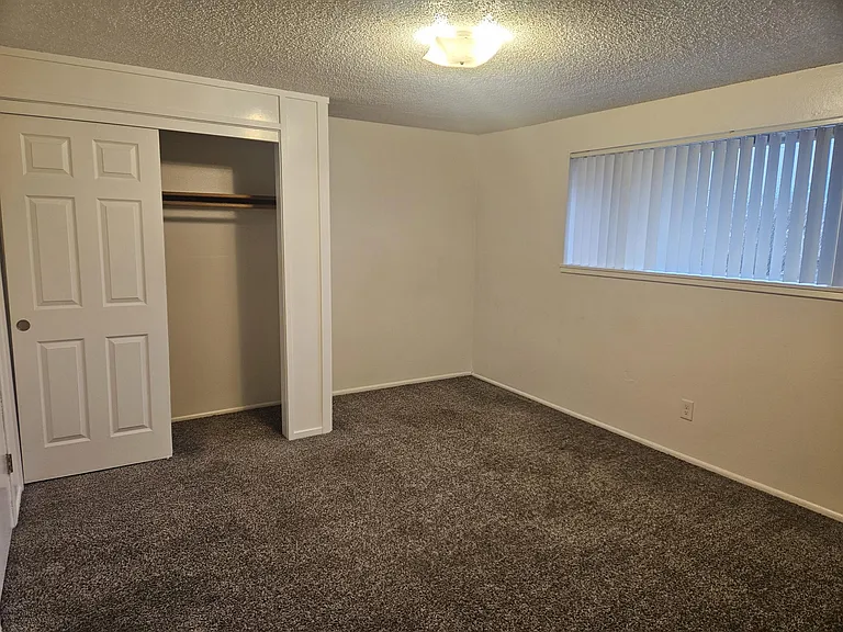 bedroom w/window & closets