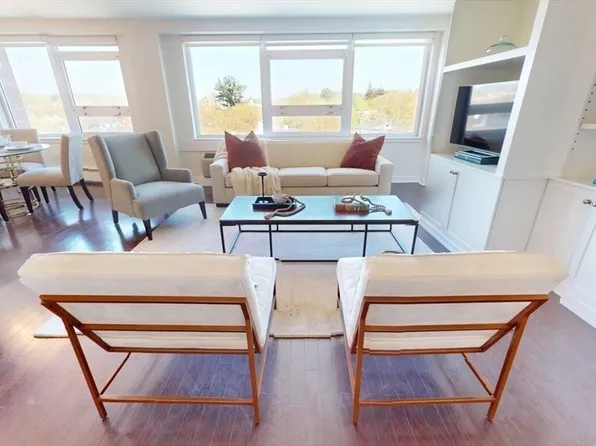 10 Hammond Pond Pkwy APT 607, Newton, MA 02467