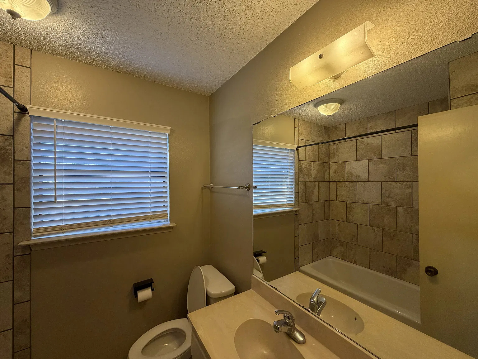 3 bed, 1333 sqft, $2,200 — Photo 3