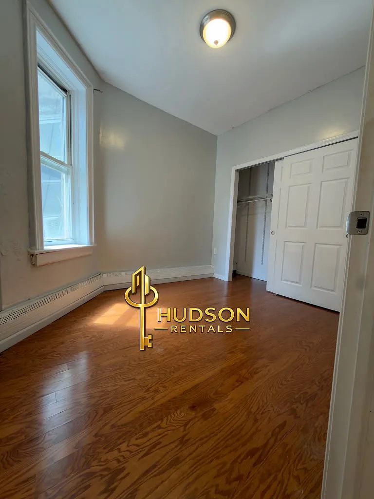 3 bed, 1000 sqft, $2,400 — Photo 2