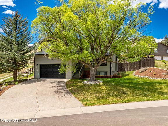 3rd image of 823 Mountain View Dr
