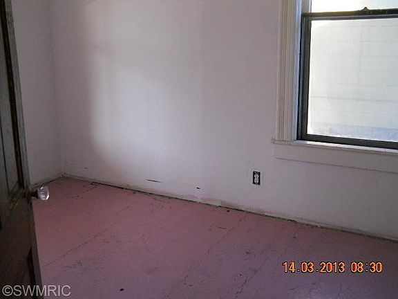 4th image of 307 E Foster St
