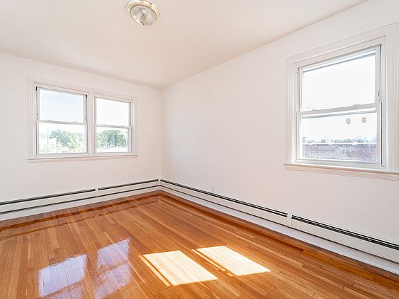 4th image of 2219 49th St #3A