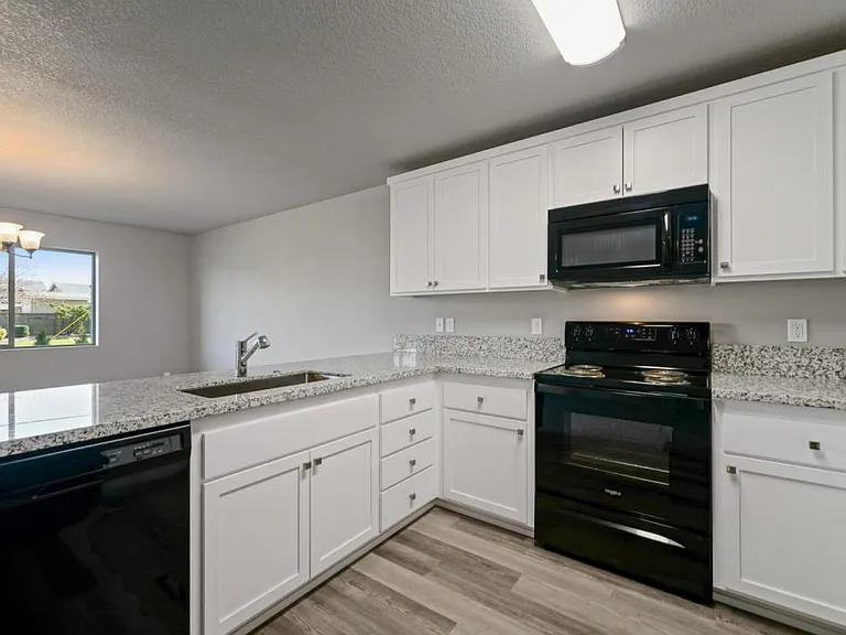 4252 Ash Grove Dr NE — Photo 5