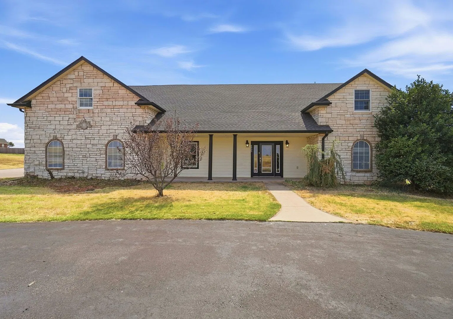 Large 5 Bedroom Home with In-ground Pool, Storm Cellar and Workshop — Photo 3
