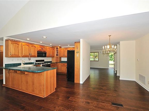 3rd image of 5906 Harsin Ln