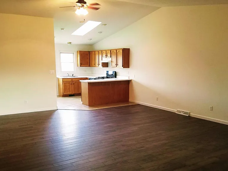 625 Oakbrook Ave — Photo 2