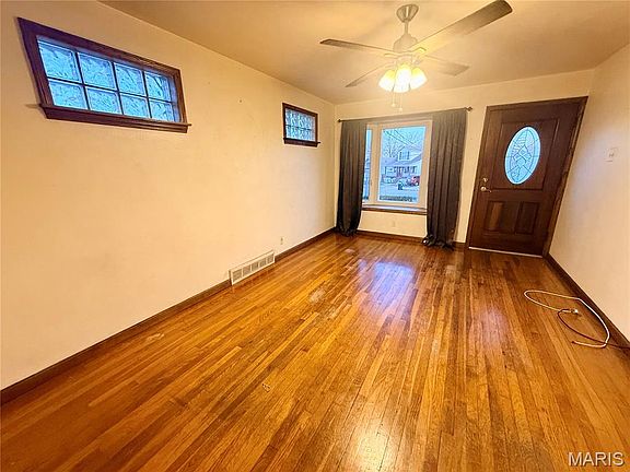 5th image of 121 Mann St