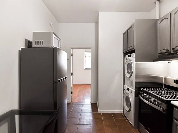 4th image of 955 Grand St APT 1R