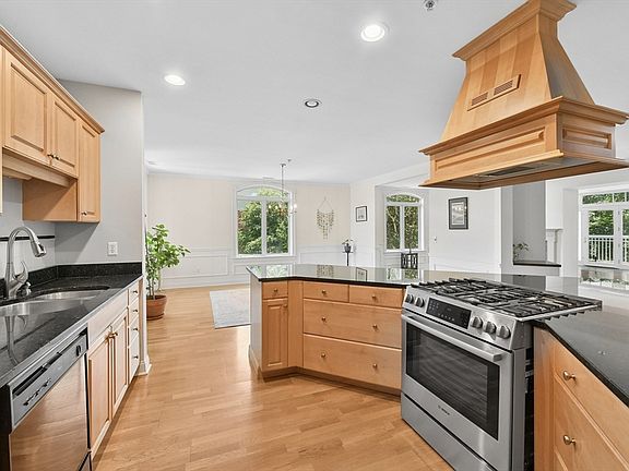 3rd image of 10 Northwood Dr Unit 301