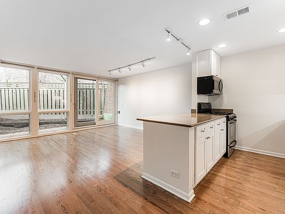 4th image of 2122 N Lincoln Ave #A1