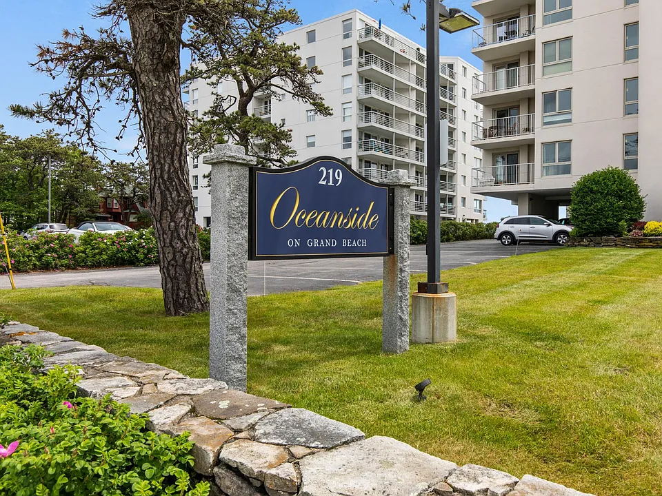 219 E Grand Ave #6C