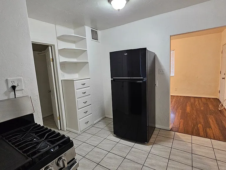 1344 N Country Club Rd — Photo 3